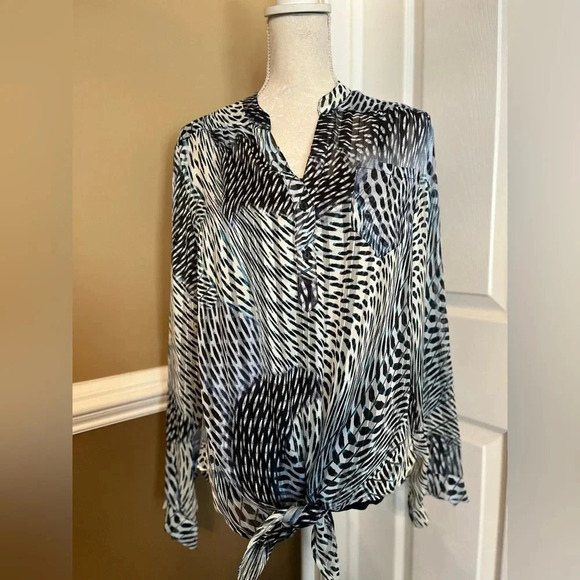 ✨‎ Cache Blue/Black Cheetah print colored loose fitting blouse with tie front. - Picture 12 of 15